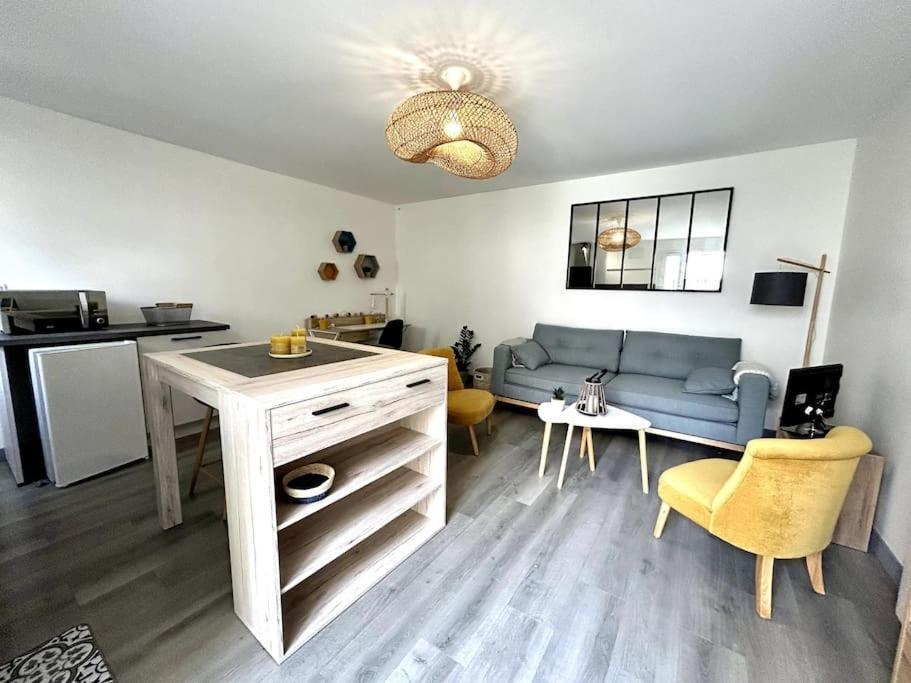 Cote Cour - Appartement En Plein Centre-Ville & Proche Des Thermes 罗什福尔 外观 照片