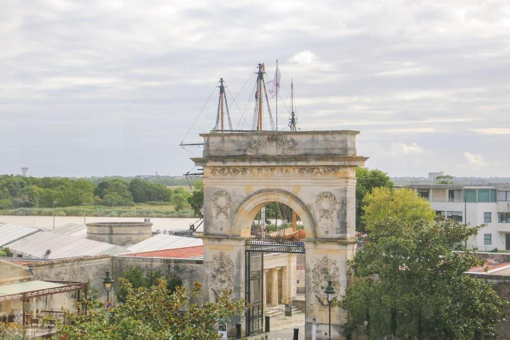 Cote Cour - Appartement En Plein Centre-Ville & Proche Des Thermes 罗什福尔 外观 照片