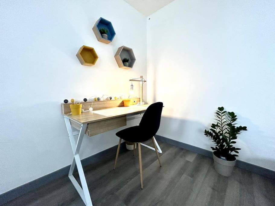 Cote Cour - Appartement En Plein Centre-Ville & Proche Des Thermes 罗什福尔 外观 照片
